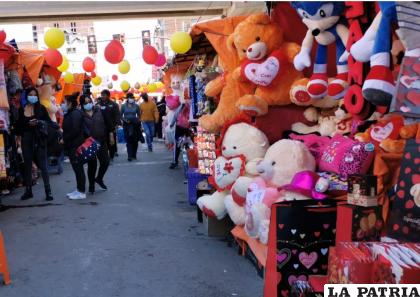 Los regalos de todo tipo para la pareja o los amigos, se venden en distintas ferias y mercados /LA PATRIA