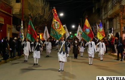 Las alumnas más destacadas abrieron el desfile
