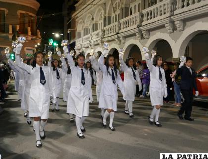 Con sus faroles en alto, las alumnas pasaron por la plaza principal 10 de Febrero
