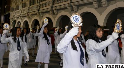 Elegancia y disciplina de las estudiantes del ??Donato Vásquez?

