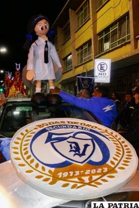 El característico uniforme también fue representado en una carroza
