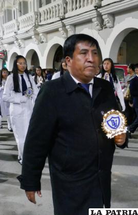 Los maestros desfilaron orgullosos al lado de sus alumnas 
