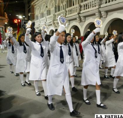 Paso sincronizado de las estudiantes 
