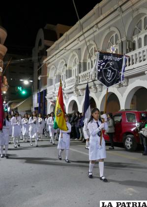 Segundo de secundaria C, en su paso por la plaza principal 10 de Febrero