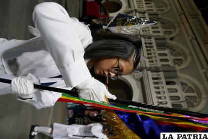 Alumnas portaron banderas y estandartes con mucho respeto 
