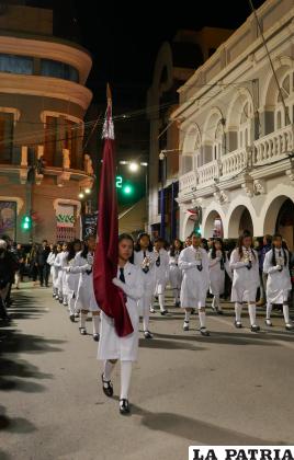 La bandera rojo carmesí, flameando en las Bodas de Oro del ??Donato Vásquez?
