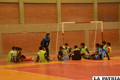 El seleccionado orureño ayer entrenó al mando del asistente Marco Mamani /LA PATRIA