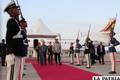 El presidente venezolano, Nicolás Maduro (der), recibe al presidente de Bolivia, Luís Arce, en La Guaira, Venezuela /EFE