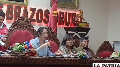 Presidenta de YLB explica los avances del proyecto de industrialización de Litio en salar de Coipasa /LA PATRIA
