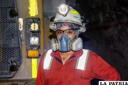La minera ecuatoriana Maritza Reyes mientras posa en una mina en Zamora Chinchipe /EFE - Lundin Gold
