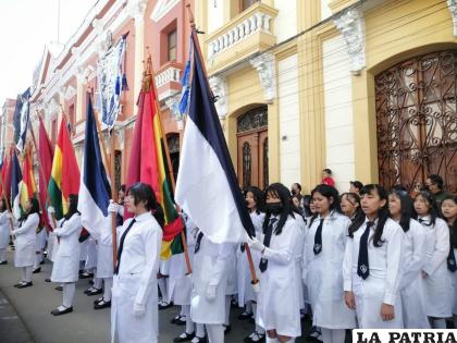 Señoritas del ??Donato Vásquez? llevan en alto el nombre de su colegio /LA PATRIA
