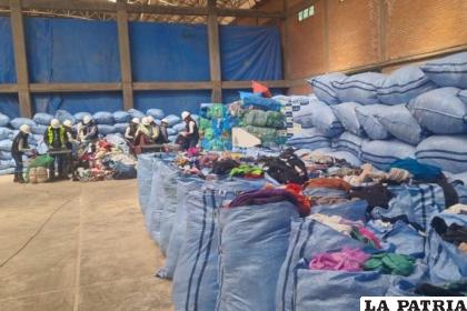Este jueves la Aduana Nacional inició la inutilización de al menos 47 toneladas de ropa usada en el departamento de Oruro /Aduana Nacional