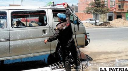 SeLA controla el consumo de agua en lavaderos y saunas /La Razón