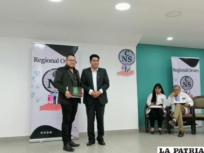 Administración entregó tablets a médicos en su día 
/LA PATRIA