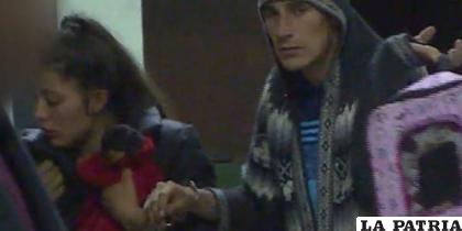 La pareja fue capturada junto a una mochila con las joyas y el gato /Captura Video