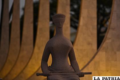 Escultura ??La Justicia??, de Alfredo Ceschiatti, frente al edificio de la sede del Tribunal Supremo Federal en Brasilia (Brasil) /EFE/André Borges