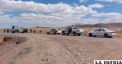 Autoridades locales llevando a cabo la investigación del enfrentamiento. /RR.SS.
