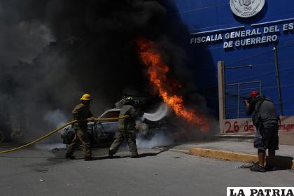 Bomberos trabajan en el control del incendio de un vehículo durante una manifiestan /EFE
