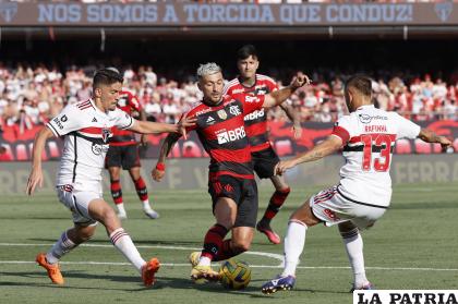 Sao Paulo frente a Flamengo, fue un partidazo el que disputaron ambos equipos /EFE