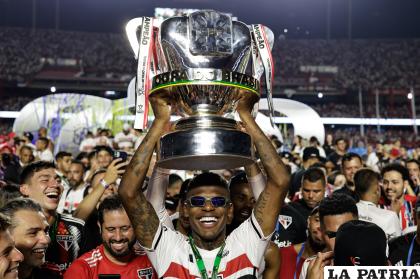 Robert Arboleda jugador del Sao Paulo con el trofeo de campeón /EFE