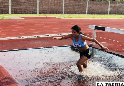 Lizeth Veizaga logró el primer lugar en 3 mil metros con obstáculos /AASC