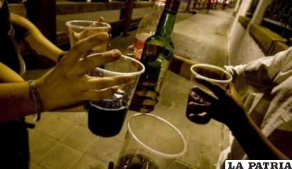 Menores de edad consumieron bebidas alcohólicas en un minibús /INTERNET