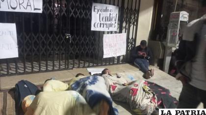 Dirigentes de la FUL en vigilia en puertas del rectorado /LA PATRIA