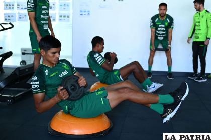Los futbolistas también son exigidos en el trabajo físico /FBF