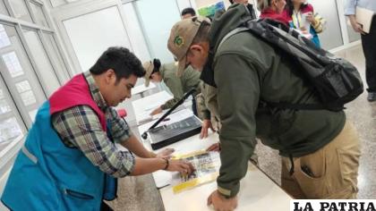 Funcionarios de la Defensoría de la Niñez y Policía inspeccionan el colegio donde ocurrió la presunta violación /Página Siete