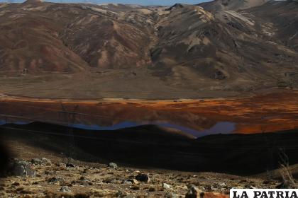 Laguna formada por el deshielo del nevado de Chacaltaya /EFE