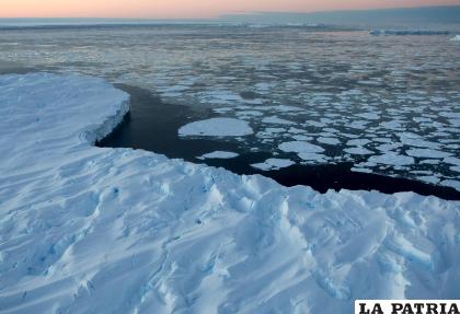 Vista de una zona de icebergs rodeados por témpanos de hielo a la deriva en la bahía de Vicennes /EFE