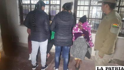 Los arrestados y las victimas llegaron en horas de la noche a Oruro /LA PATRIA DIFUMINAR ROSTRO