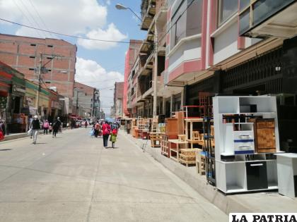 Recomienda a los comerciantes no invadir las calles /LA PATRIA