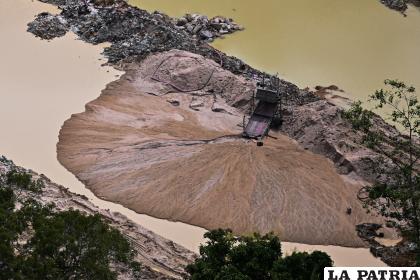 Fotografía aérea de una zona de minería ilegal en la Amazonía /EFE