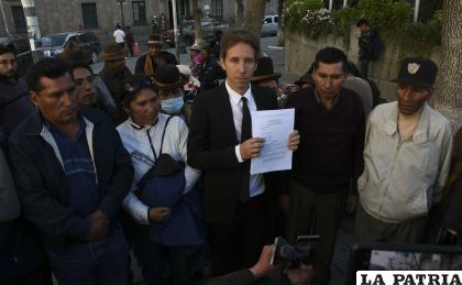 El abogado Tomas Becker del expresidente Gonzalo Sánchez de Lozada informa del acuerdo con las víctimas /APG