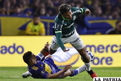 Frank Fabra de Boca disputa un balón con Richard Ríos de Palmeiras /EFE