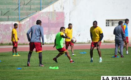 Los integrantes del CDT Real Oruro durante la práctica realizada en el estadio /LA PATRIA