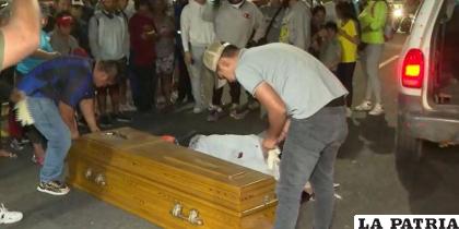 Personal del servicio funerario irrumpió para intentar llevarse el cuerpo /Captura