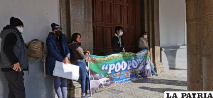 Transportistas de ATL Poopó en puertas de la Gobernación /LA PATRIA
