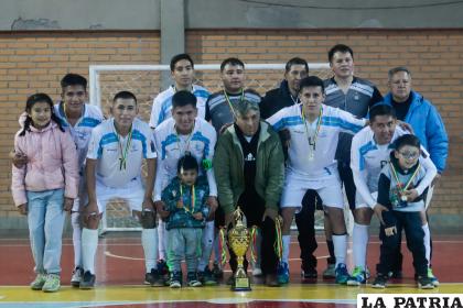 Laboratorio Químico VHSR con el trofeo de campeón /Jairo Zeballos
