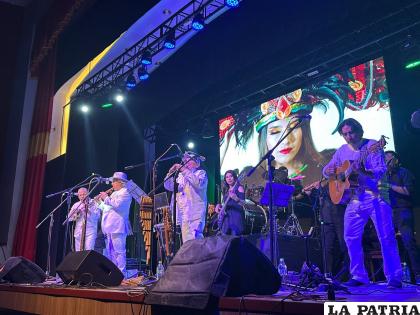 Surkuy en el escenario del Súper Multiteatro en Oruro /Surkuy
