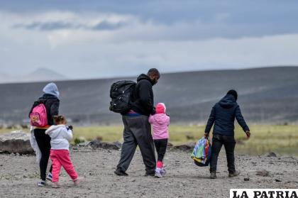 Inmigrantes cruzando la frontera al vecino país /Emilio Castillo