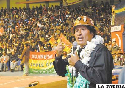 El presidente Evo Morales enterró el D.S. 21060 en presencia de centenares de mineros