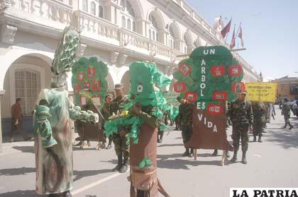 Militares se disfrazaron de árboles para decirle a la ciudadanía que también son seres vivos