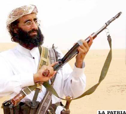 Fotografía sin fechar del clérigo radical islámico Anuar al Awlaki sosteniendo un rifle en una locación indeterminada