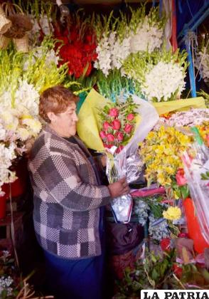Las floristas con su arte de preparar arreglos, ayudan a expresar los sentimientos