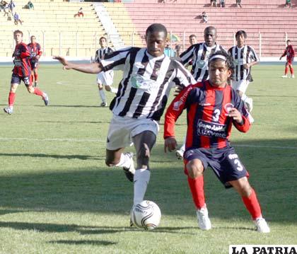 Una escena del partido que disputó Oruro Royal, en Potosí