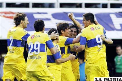 Jugadores de Boca Juniors celebran la victoria