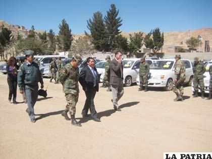 Autoridades militares y del Ministerio Público en el patio del Regimiento