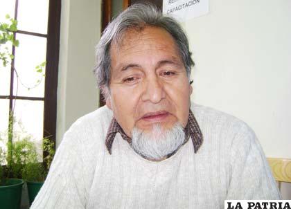 Hugo Lafuente Soliz, convierte en arte el papel y cartón reciclados